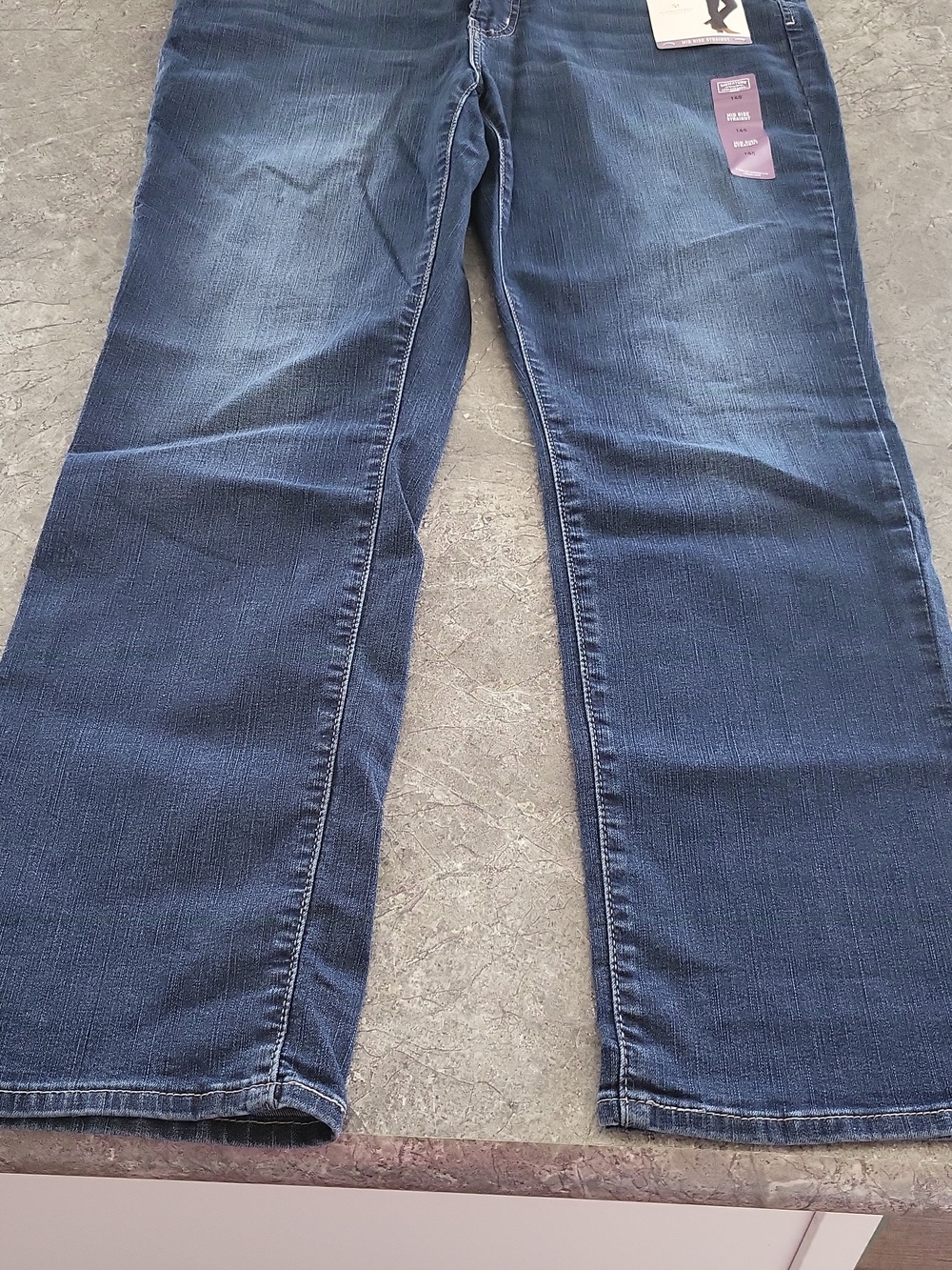 Levi's Signature Mid Rise Straight Jeans - Picture 2 of 6